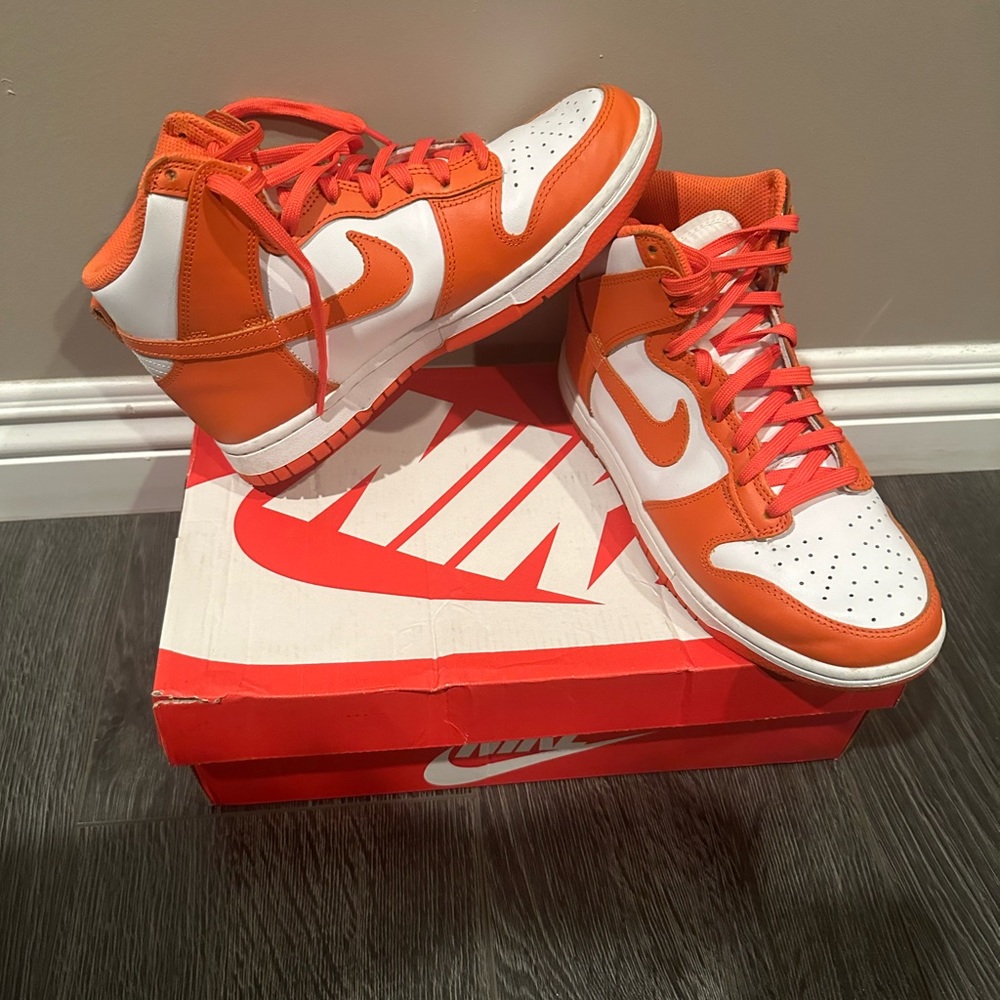 Unisex worn but in great condition Nike dunk high size 7